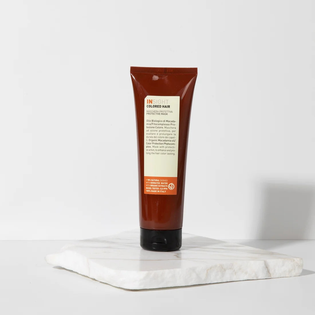INSIGHT Rejuvenating Mask deeply nourishes and provides intense brightness, whilst protecting the hair fibers and strengthens the hair fiber from the root.